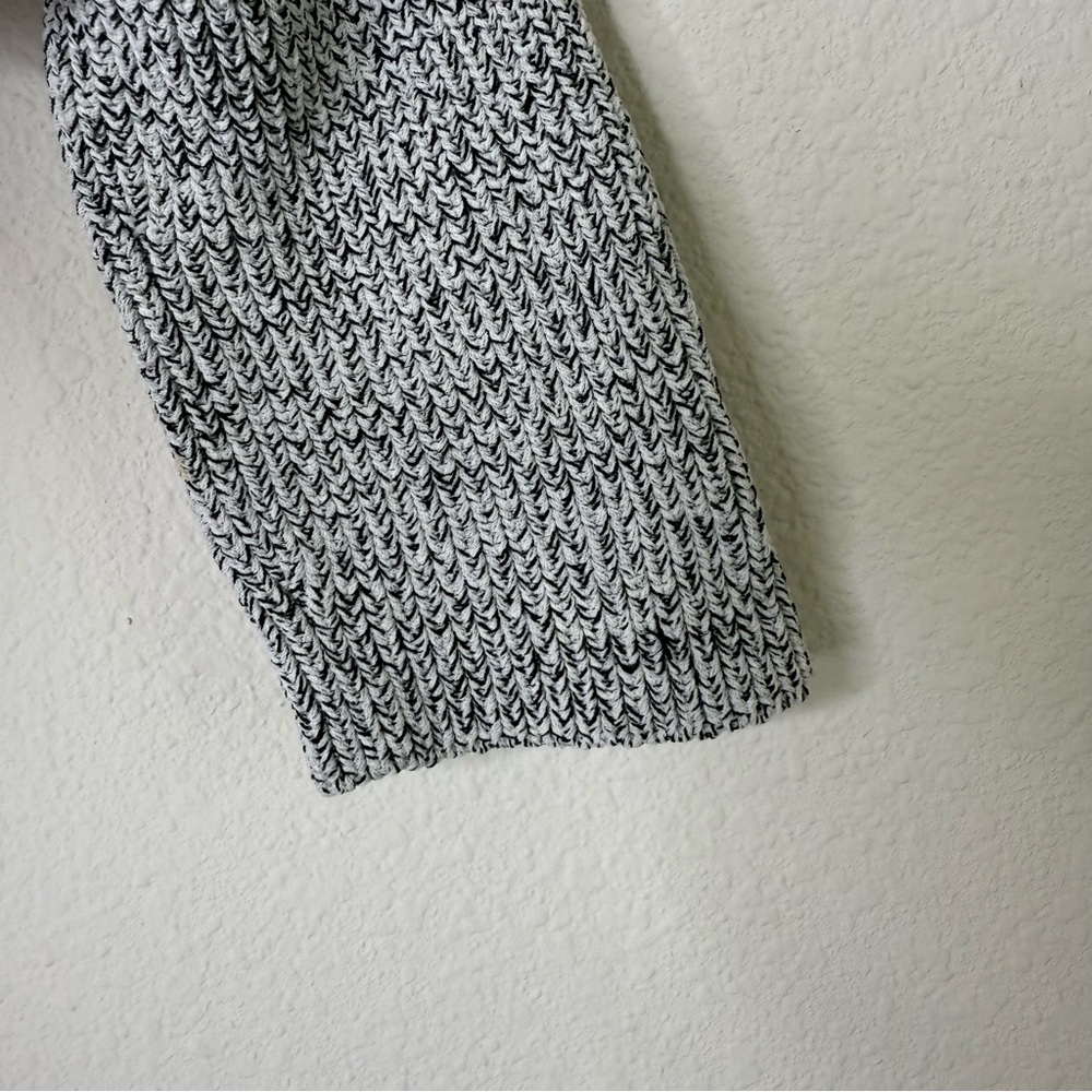 MAGASCHONI Gray V-Neck Sweater Lightweight PTP- 17.5”LENGTH- 25” Fits An XS-S - Picture 8 of 10